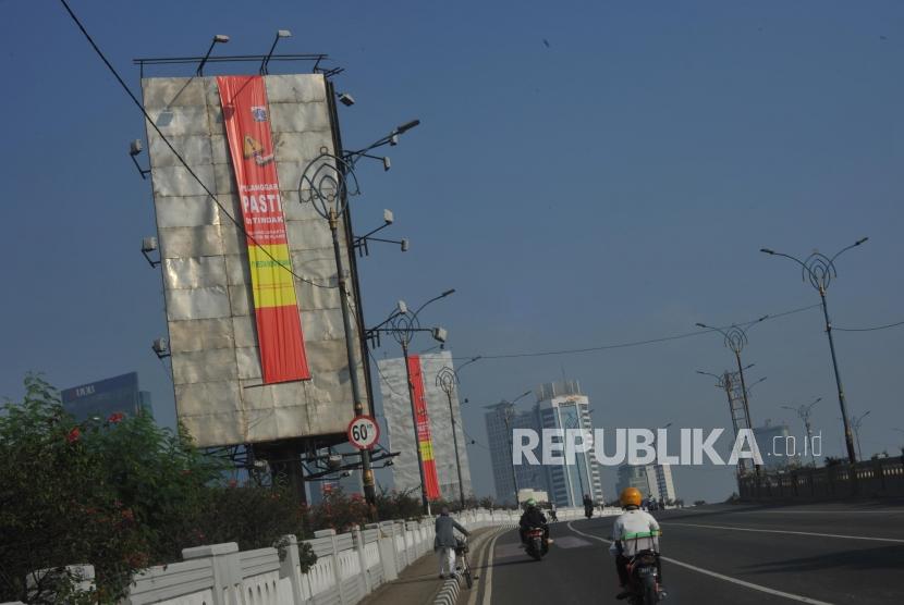 Papan reklame yang sudah tersegel di kawasan Jalan HR Rasuna Said, Jakarta.