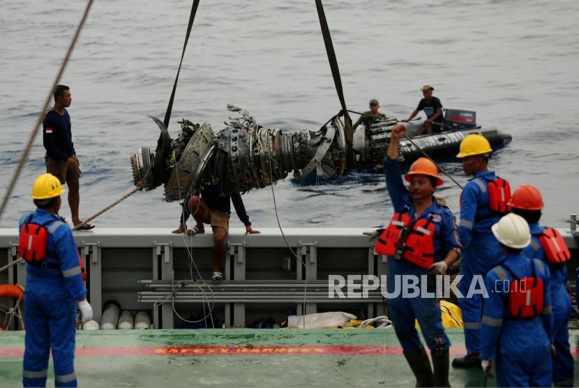 Sejumlah tim penyelam Dislambair Koarmada 1 TNI Angkatan Laut bersama petugas saat mengangkut turbin pesawat Lion air JT 610 di Perairan Tanjung Karawang, Sabtu (3/11).
