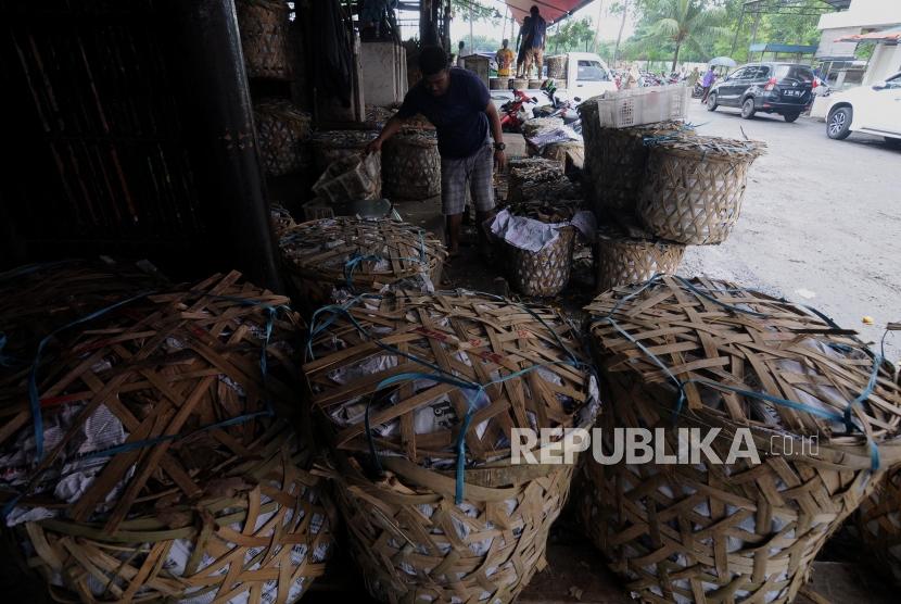 Aksi Mogok Dagang. Pedagang merapihkan barang dagangannya yang tidak dijual di Pasar Induk Tanah Tinggi, Tangerang, Selasa (14/11).
