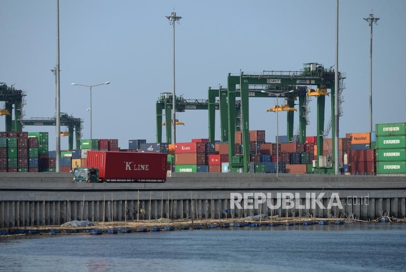 Neraca Perdagangan Indonesia Defisit. Truk membawa peti kemas dari Pelabuhan New Priok Kalibaru, Jakarta. ilustrasi
