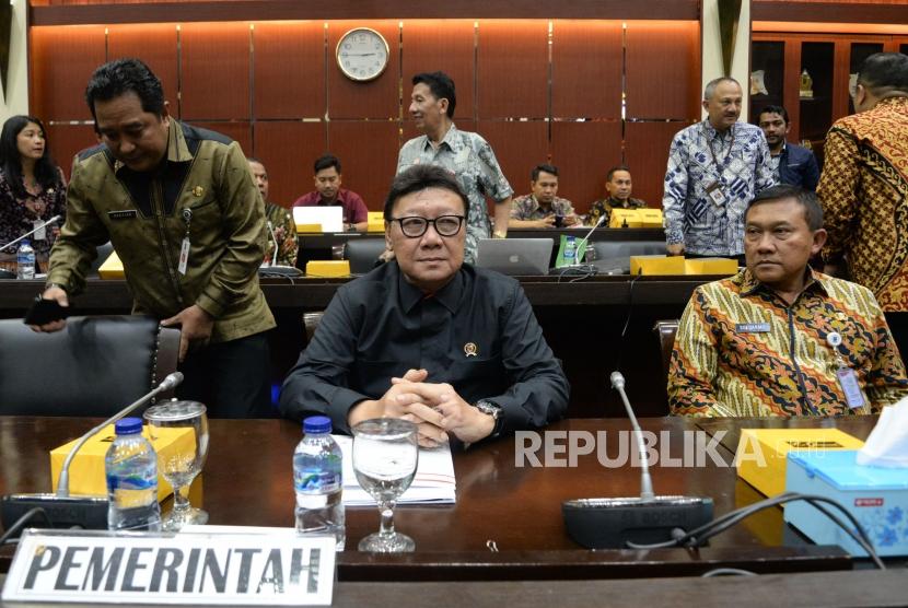 Menteri Dalam Negri Tjahjo Kumolo saat hadir dalam rapat dengan Panitia Kerja (Panja) di ruang Badan Legislasi (Baleg), Kompleks Parlemen, Senayan, Jakarta, Jumat (13/9).