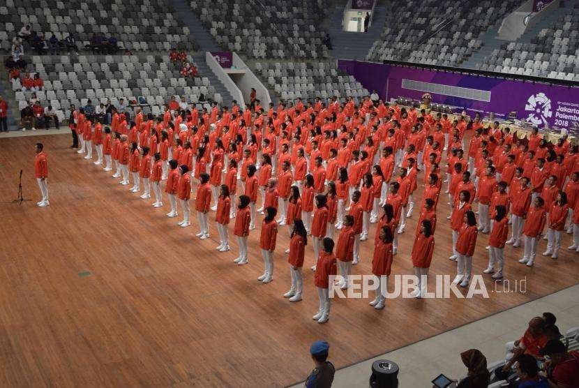 Ratusan Atlet Indonesia  mengikuti acara pengukuhan Atlet dan Offisial  untuk Asian Games di Istora Senayan, Jakarta, Ahad(5/8).