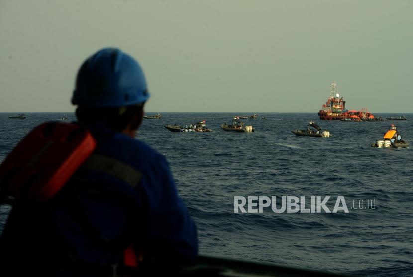 Sejumlah petugas SAR gabungan melakukan pencarian saat proses evakuasi pesawat Lion air JT 610 di Perairan Karawang, Jumat (2/11).