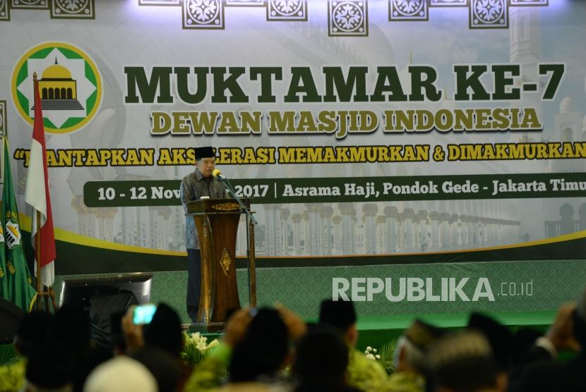 Penutupan Muktamar DMI. Wakil Presiden Jusuf Kalla memberikan arahan pada penutupan Muktamar Dewan Masjid Indonesia (DMI) ke-7 di Asrama Haji Pondok Gede, Jakarta, Ahad (12/11).