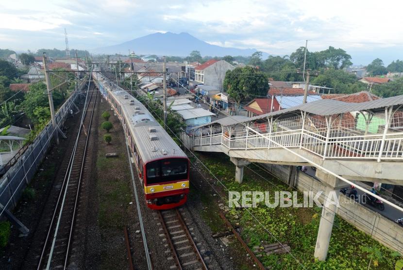 KRL Commuter Line melintas menuju Stasiun Bogor di Stasiun Cilebut, Bogor, Jawa Barat, Senin (11/3).