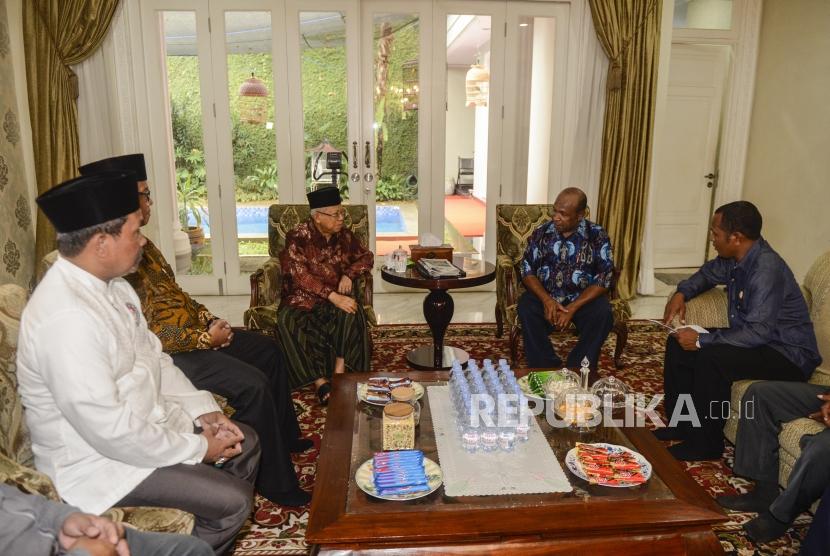 Wakil Presiden terpilih Maruf Amin berbincang dengan Ketua Perwakilan Pendeta Papua Richard Tonjau dan Ketua Gerakan Nasionalis Religius Bobby S. Hendrawan saat melakukan pertemuan di Jakarta, Kamis (5/9).