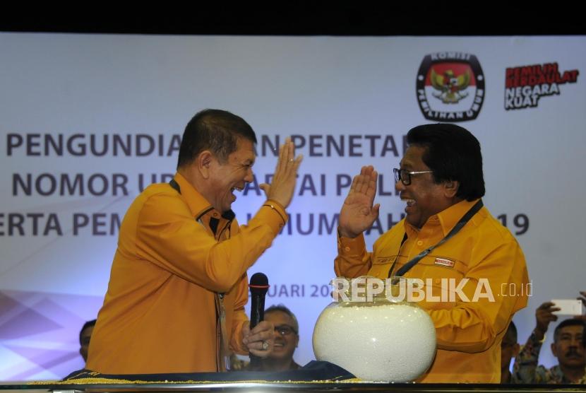 Ketua Umum Partai Hanura Oesman Sapta Odang (kanan) usai mengambil nomor urut undian saat acara Pengundian Nomor Urut Peserta Pemilu 2019 di Kantor KPU, Jakarta, Ahad (18/2).