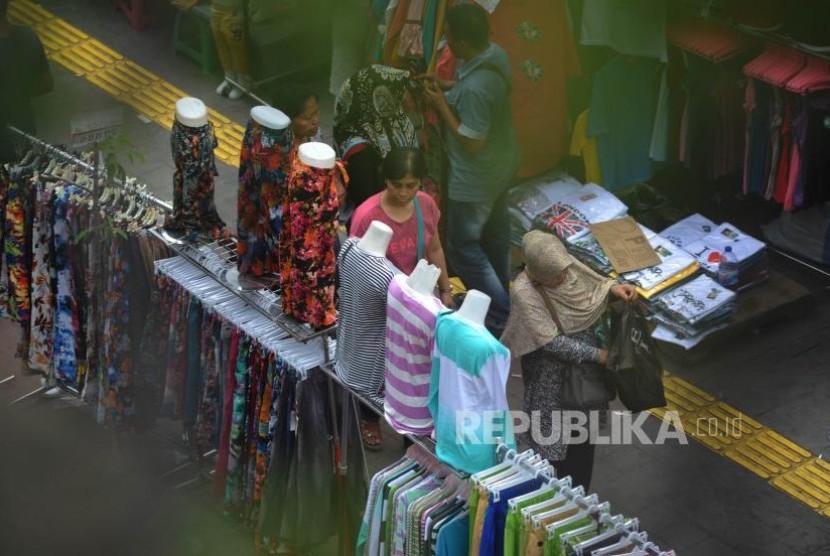 Pedagang Kaki Lima. Pedagang  nekat  berjaulan menggunakan trotoar di sekitaran Jalan Jati Baru Raya kawasan Statsun Kereta Tanah Abang, Jakarta, Kamis (2/11).