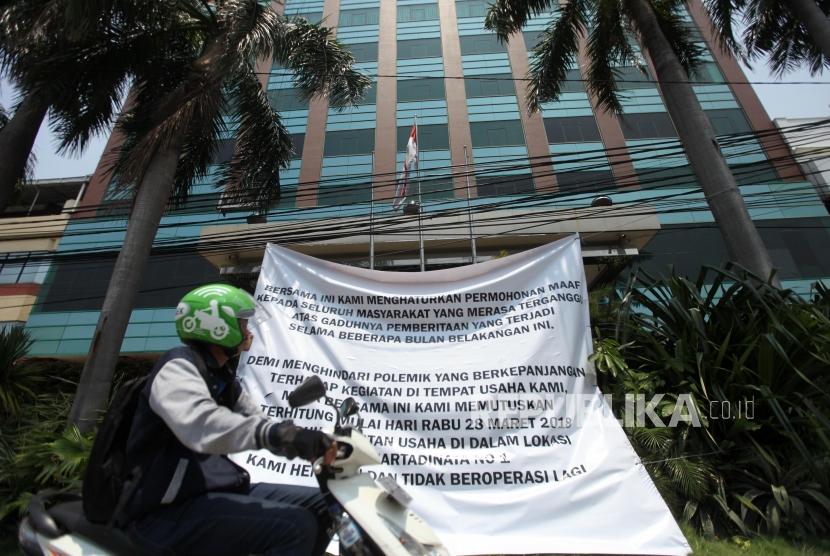 Alexis Hotel management put a banner to announce the closing of all of its businesses on Wednesday (March 28).