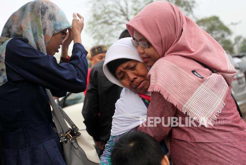 Jamaah Haji Indonesia Kloter 19 Debarkasi Jakarta Pondok Gede (JKG) berpelukan dengan keluarganya saat tiba di Asrama Haji Pondok Gede, Jakarta.