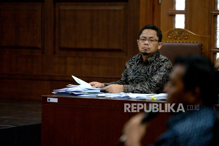 Terdakwa kasus suap terkait pemberian opini Wajar Tanpa Pengecualian (WTP) pada laporan keuangan Kemendes PDTT, Rochmadi Saptogiri menjalani sidang lanjutan di Pengadilan Tipikor Jakarta, Rabu (6/12).