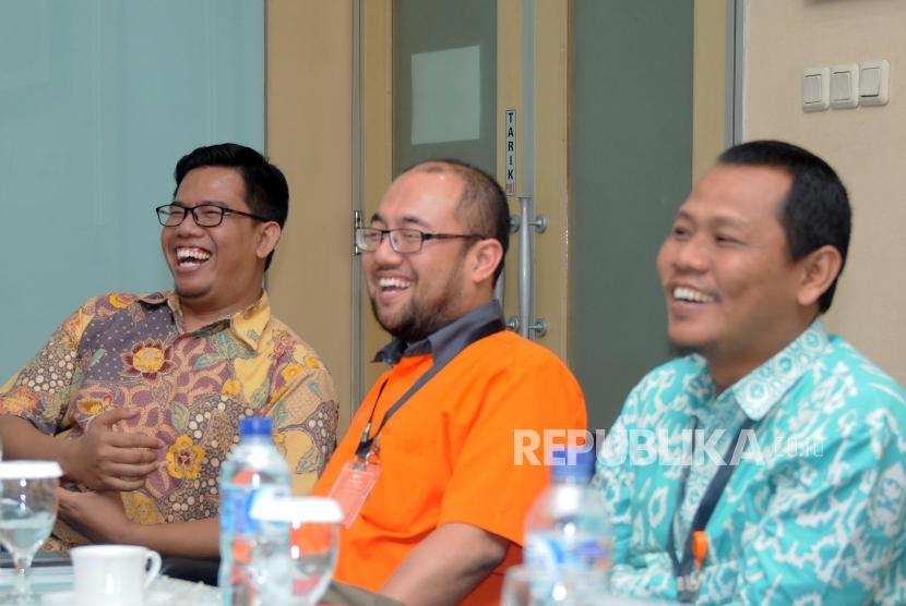 CEO Rumah Zakat Nur Efendi didampingi Corporate Secretary Rumah Zakat Branata dan Manager Area Rumah Zakat Jakarta Zaelani (dari kiri) saat berkunjung ke Kantor Republika, Jakarta Selatan, Kamis (21/12).