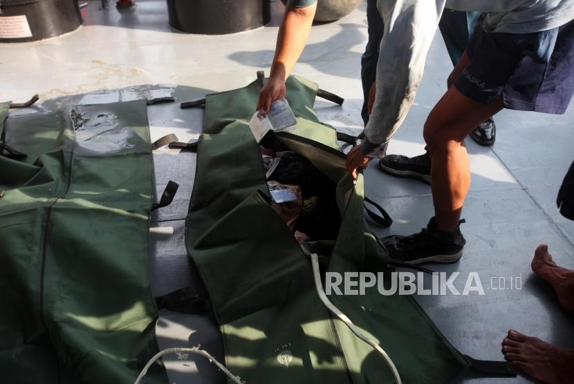 Petugas memperlihatkan temuan korban dan puing-puing pesawat Lion Air JT 610 yang jatuh di Perairan Karawang di KLA Sikuda, Jawa Barata, Kamis (1/11).