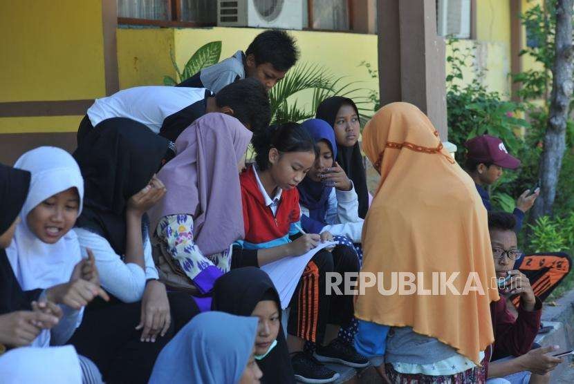 Aktivitas Pendidikan : Siswa-siswi SMP Negeri 6 melakukan pendataan saat beraktivitas di sekolahnya di Jalan Dewi Sartika, Palu, Sulawesi Tengah, Senin (8/10).