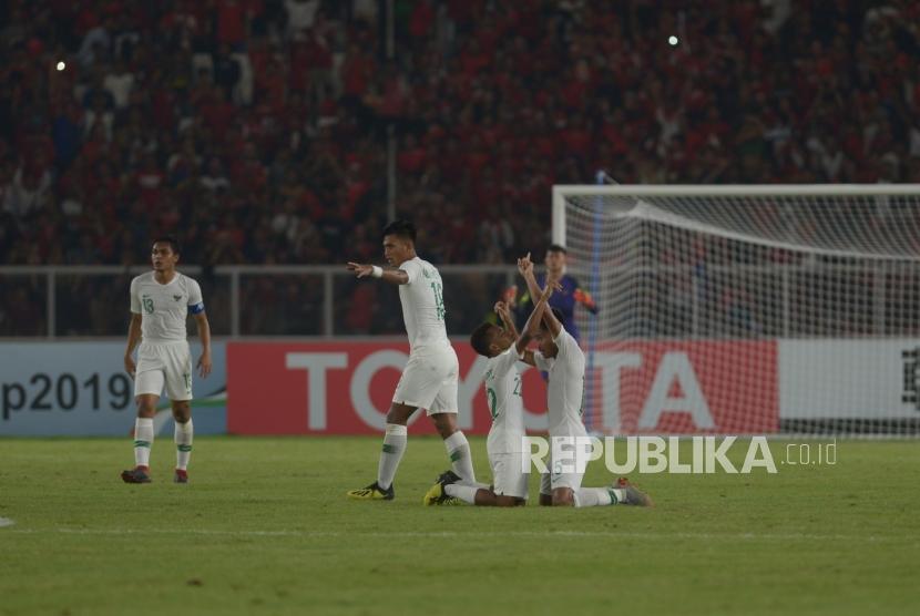 Gelandang Tim Sepak Bola Indonesia  Todd Rivaldo Ferre  bersama Sadil Ramdani melakukan selebrasi usai memasukan bola kedalam gawang Qatar yang di jaga Salah Zakaria Hasan  dalam pertandingan grup a Piala AFC U-19 di Stadion Utama Gelora Bung Karno, Jakarta, Ahad (21/10).