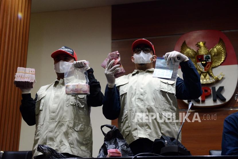 Penyidik KPK memperlihatkan barang bukti saat konferensi pers di Gedung KPK, Jakarta, Sabtu (4/5).