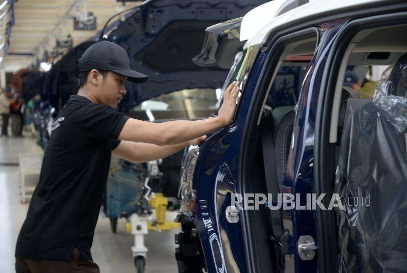 Perakitan Mini Cooper Indonesia. Pekerja merakit mobil Mini Cooper di Pabrik BMW Production Network 2, Sunter, Jakarta, Kamis (6/9).