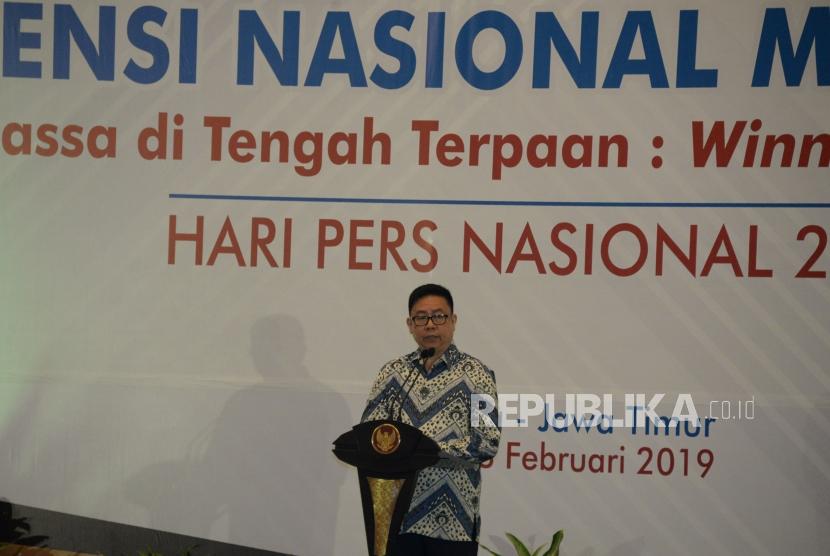 Ketua Dewan Pers Yosep Adi Prasetyo memberikan sambutan pada pembukaan konvensi nasional media massa dalam rangkaian Hari Pers Nasional (HPN) 2019 di Surabaya,Jawa Timur, Jumat (8/2).