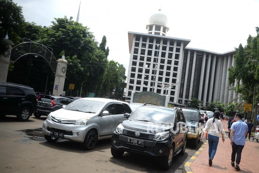 Pengendara mobil memasuki area parkir Masjid Istiqlal, Jakarta (ilustrasi). DKI Jakarta menyiapkan sejumlah pengaturan lalu lintas bersifat situasional untuk mendukung kelancaran pelaksanaan kegiatan Zikir Kebangsaan dan Ikrar Bela Negara yang akan digelar di Masjid Istiqlal.