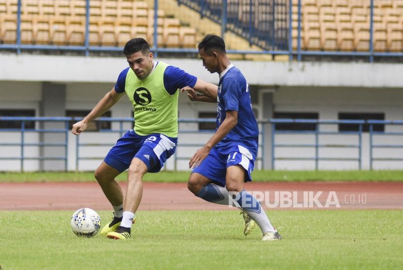 Bek Persib Bandung Fabiano Beltrame (kiri).