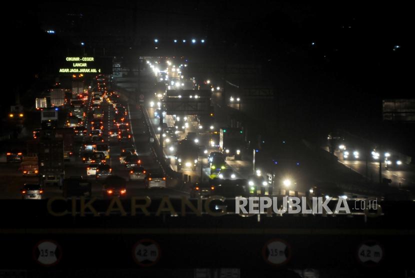 Lengang. Sejumlah kendaraan melintasi Tol Cikarang Utama, Bekasi, Jawa Barat, Selasa (26/12).