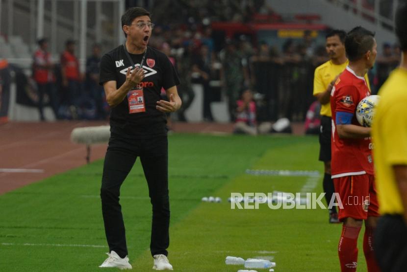 Pelatih PSM Makassar Darije Kalezic memberi instruksi kepada pemainnya saat bertanding melawan Persija Jakarta dalam laga lanjutan Liga 1 di Stadion Gelora Bung Karno, Senayan, Jakarta, Rabu (28/8).