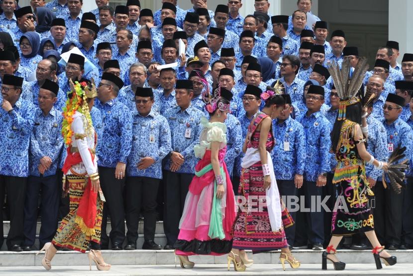 Para peserta Rapat Kerja Nasional Korps Pegawai Negeri (KORPRI) berfoto bersama dengan Presiden Joko Widodo.