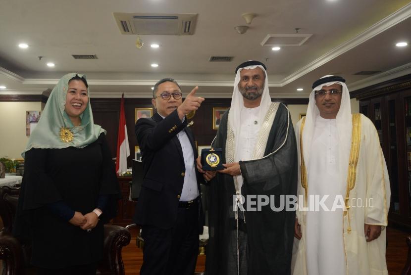 Ketua MPR Zulkifli Hasan menerima kunjungan Ketua Delegasi Global Forum For Peace And Tolerance Ahmed Al Jarawan di ruang pimpinan, Kompleks Parlemen, Senayan, Jakarta,Rabu (2/5).
