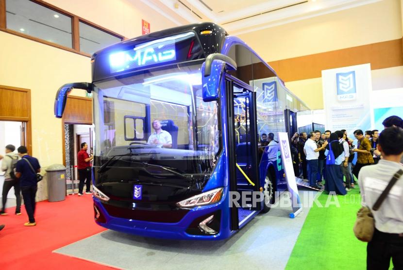 Bus Listrik. Bus bertenaga listrik buatan PT Mobil Anak Bangsa (MAB) dipamerkan di Gaikindo Indonesia International Commercial Vehicle Expo (GIICOMVEX) 2018 di Jakarta, Kamis (1/3).