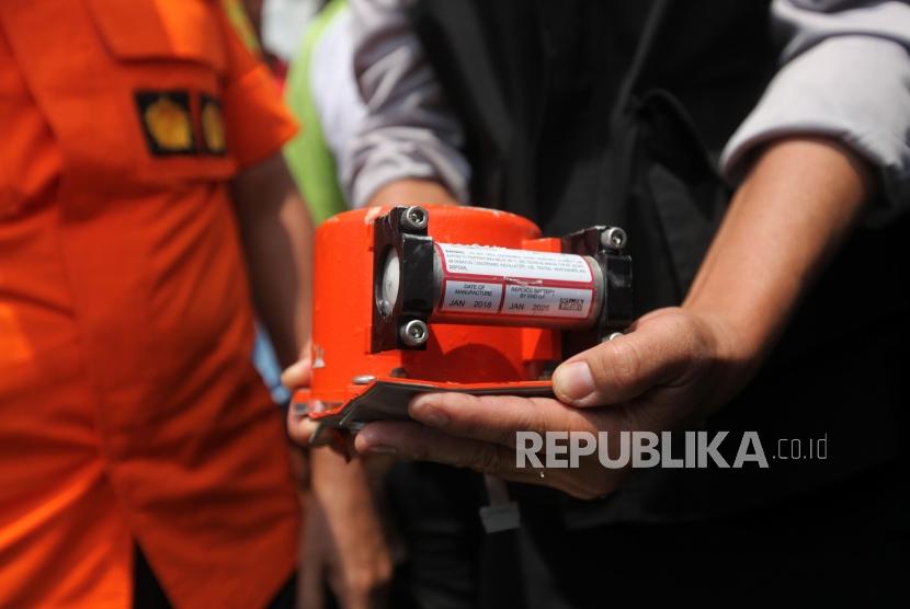 Black box of Lion JT 610 found in Karawang waters shown to the reporters at press conference at Baruna Jaya 1 ship, West Java, Thursday (Nov 1).