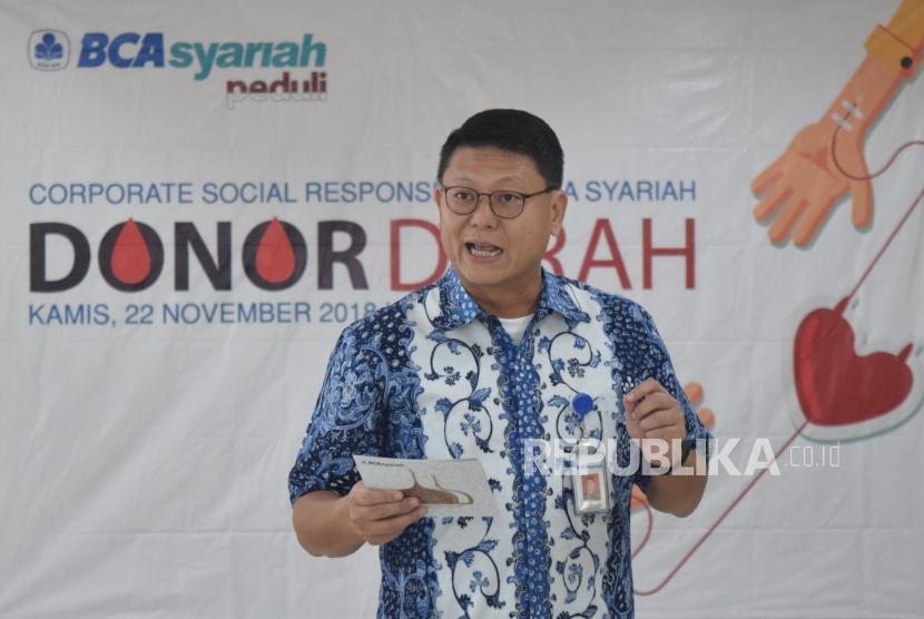 Presiden Direktur BCA Syariah John Kosasih memberikan sambutan saat acara kegiatan donor darah karyawan di Kantor Pusat BCA Syariah, Jakarta, Kamis (22/11).