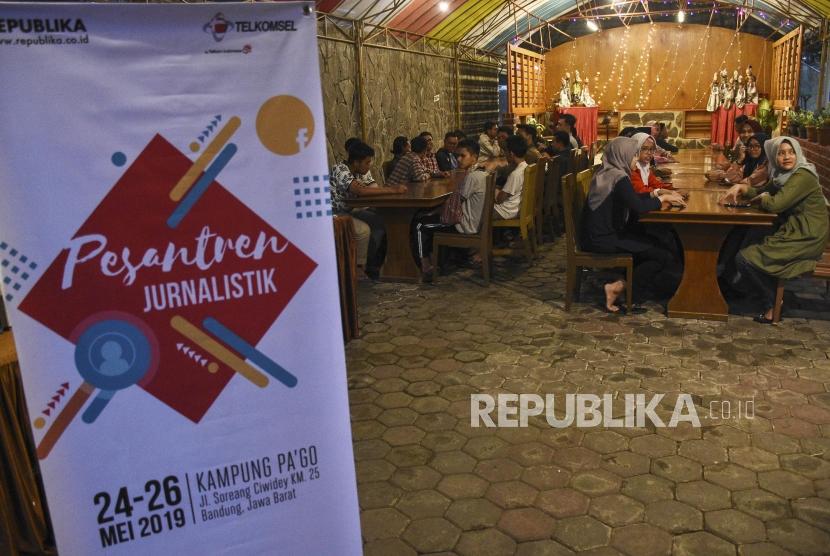 Sejumlah peserta menunggu waktu berbuka puasa pada kegiatan Pesantren Jurnalistik Republika di Kampung Pa'go, Kabupaten Bandung, Jumat (24/5).
