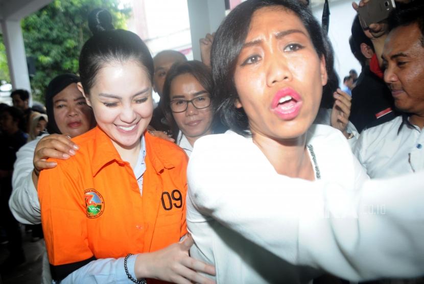 Aktris Jennifer Dunn usai rilis kasus narkoba di Mapolda Metro Jaya, Jakarta, Selasa (2/1).
