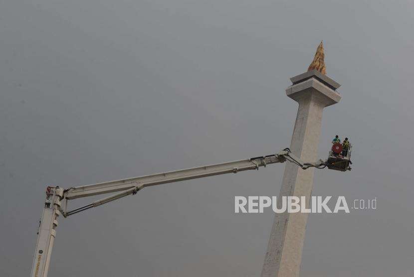Pengunjung Kawasan Monumen menaiki Bronto Skylift kendaraan pemadam kebakaran di kawasan Monas Jakarta, Ahad (23/9).