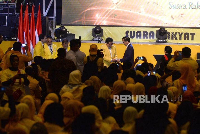 Perayaan HUT Golkar. Ketua Umum Partai golkar menyerahkan potongan tumpeng kepada Presiden Joko Widodo saat Perayaan HUT Golkar ke-54 di JiExpo, Jakarta, Ahad (21/10).