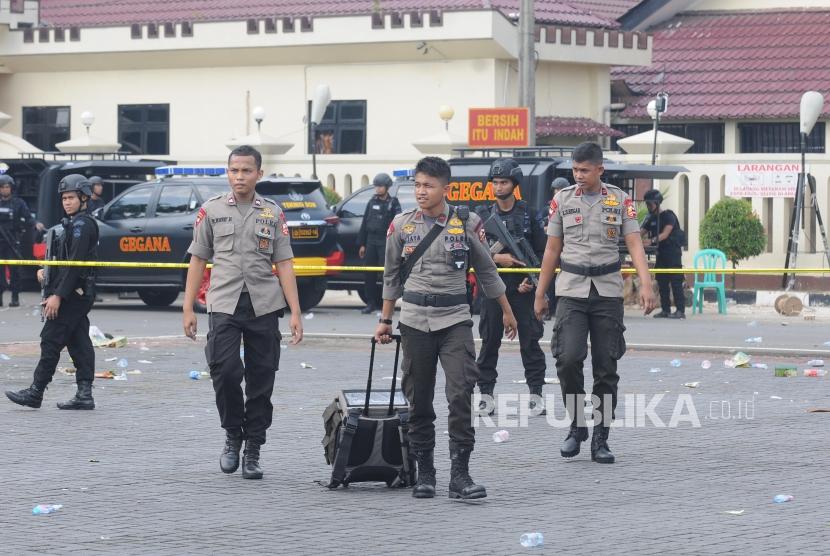 Sejumlah petugas Brimob berjaga pasca kericuhan yang terjadi di Rutan cabang Salemba di Mako Brimob, Kelapa Dua, Depok, Jawa Barat, Rabu (9/5).