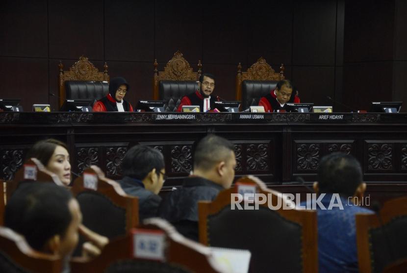 Ketua Mahkamah Konstitusi Anwar Usman didampingi Hakim Mahkamah Konstitusi Arief Hidayat dan Enny Nurbaningsih saat memimpin sidang Perselisihan Hasil Pemilihan Umum (PHPU) Pileg 2019 untuk DPR dan DPRD Provinsi Sulawesi Barat di Jakarta, Rabu (10/7).
