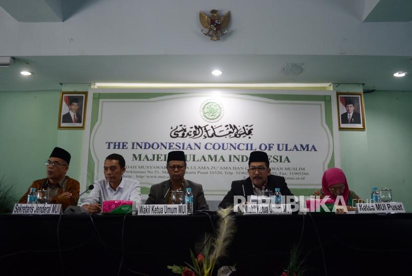 Wakil Ketua Umum MUI Zainut Tauhid dan Yunahar Ilyas memberikan keterangan saat konferensi pers di Kantor MUI, Jakarta, Selasa (9/4).