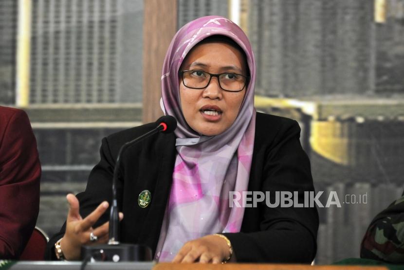 Ketua Umum PP Nasyiatul Aisyiyah Diyah Puspitarini memberikan paparan pada Konferensi pers Perlawanan Terhadap Tindakan Terorisme dan Deklarasi Bersama Lawan Terorisme di Menteng, Jakarta, Rabu (16/5).