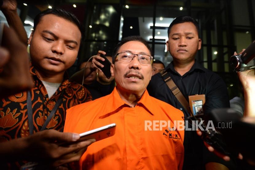 Bupati Cirebon Sunjaya Purwadisastra mengenakan rompi oranye usai menjalani pemeriksaan di Gedung KPK, Jakarta, Jumat (26/10).
