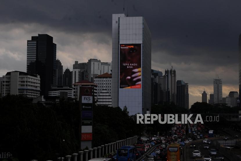 Suasana Gedung disertai awan mendung di Kawasan Sudirman, Jakarta Pusat, Rabu (29/11).