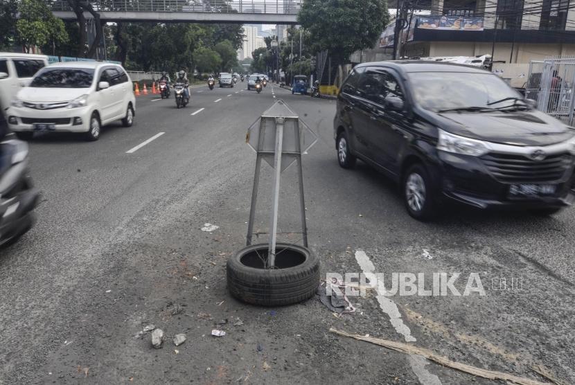 Jalan Rusak Bahayakan Pengendara. Sejumlah pengendara melintasi jalan bergelombang yang ditutup rambu lalu lintas di Jl.KH Abdullah Syafei, Jakarta Selatan, Ahad (19/5).