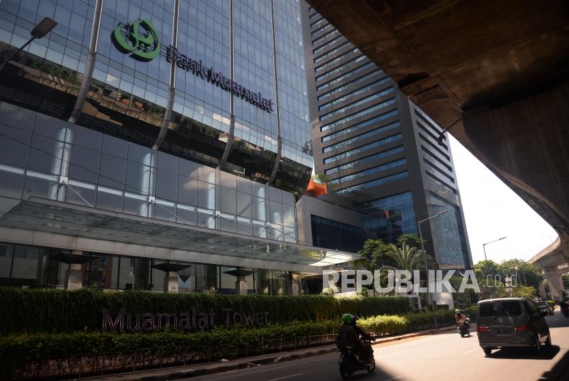Kendaraan melintas di depan kantor pusat Bank Muamalat, Jakarta, Ahad (1/4).