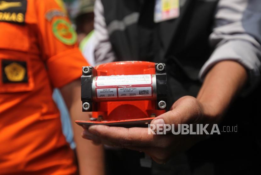 Kepala Badan SAR Nasional M Syaugi (kiri) bersama Infestigator KNKT Bambang Irawan (kanan) memperlihatkan kotak hitam (black box) Pesawat Lion JT-610 yang ditemukan di perairan Karawang saat konferensi pers di KR Baruna Jaya 1, Jawa Barat, Kamis (1/11).