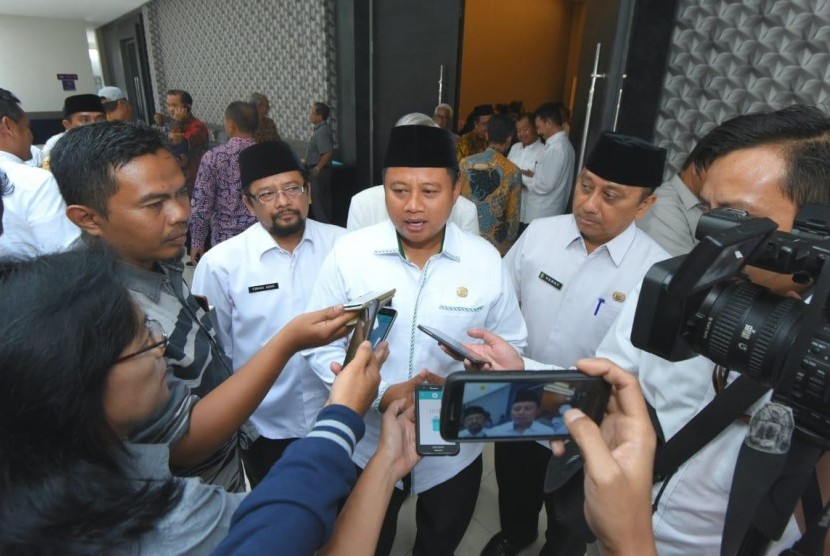  Wakil Gubernur Jawa Barat Uu Ruzhanul Ulum menyerahkan pergantian nama Bandara Internasional Jawa Barat (BIJB) Kertajati kepada hasil kesepakatan bersama.