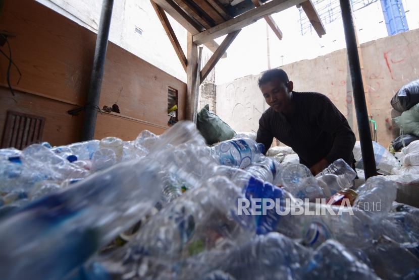 Pekerja memilah sampah plastik di tempat pengepul sampah, Jalan Tanjung Selor, Jakarta Pusat, Rabu (18/9/2019).