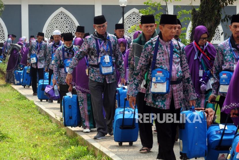 Sejumlah calon jamaah haji kloter 21 asal Banten bergegas untuk berangkat ke Bandara Soekarno Hatta di Asrama Haji Pondok Gede, Jakarta, Kamis (26/7). 