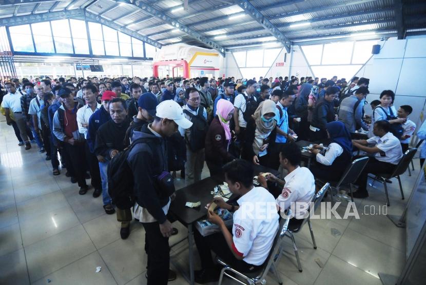 Sejumlah calon penumpang KRL mengantre untuk membeli tiket KRL Commuter Line di Stasiun Bogor, Bogor, Jawa Barat, Senin (23/7).