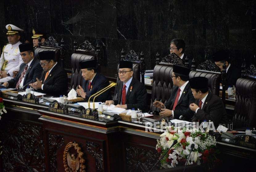 Ketua MPR Zulkifli Hasan memimpin Sidang Tahunan MPR Tahun 2018 di Kompleks Parlemen, Senayan, Jakarta, Kamis (16/8).