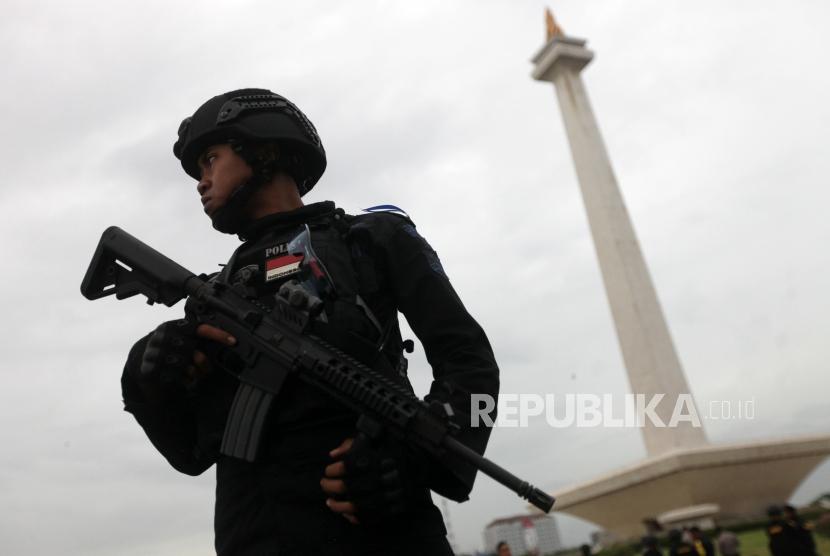 Personil Brimob Mabes Polri mengikuti Apel Gelar Pasukan Operasi Kepolisian Terpusat Lilin 2017 di Monumen Nasional (Monas), Jakarta, Kamis (21/12).